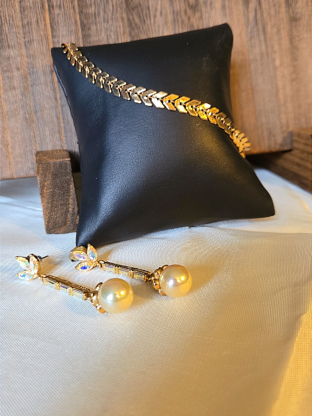 Elegant Gold Tone & Faux Pearl Drop Earrings W Bracelet